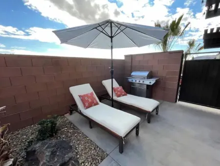 Entire Townhouse/Private Hot Tub/Pool/Gas Fire Pit