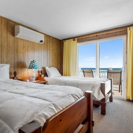 Beachfront Pet Friendly Sleeps 15 BBQ!