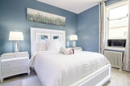 Taste of Honey - 10 Mins To NYC - Brand New