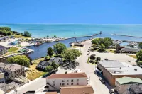 Proximity to Winery and Close to Beach - Stunning Getaway فنادق في Algoma
