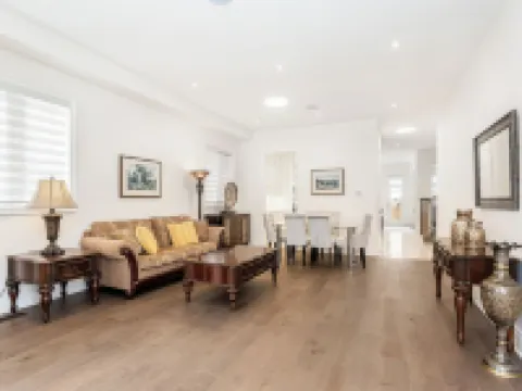 Grand Villa near Burlington 해밀턴 호텔