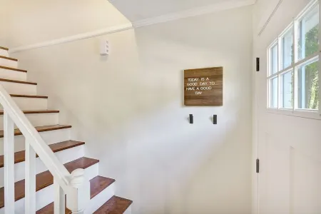 Travelers Rest Cottage near Swamp Rabbit Trail Отели рядом с достопримечательностью «White Rabbit Fine Arts Gallery»