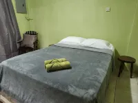 Charming 2-bedroom apartment with WiFi and AC in delightful Diego Martin Hoteles en 