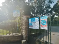 Havre de Paix 2 Lits Doubles, une Toilette, Cuisine, Salle de Bain Indépendants Hotels in L'Haa-Les-Roses