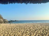 King room with Deck pool, in front of bay n beach!