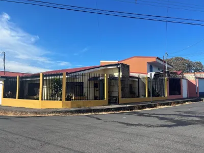 Charming 2-bedroom house in delightful Santo Domingo with WiFi โรงแรมใน