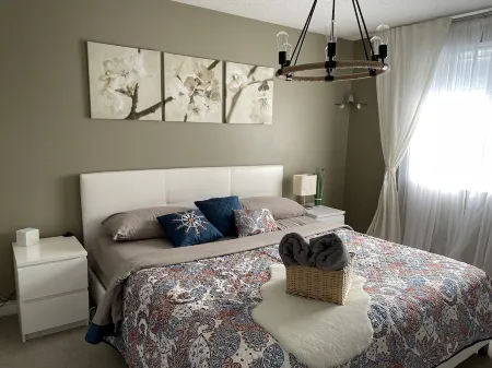 Vacation Home on Simcoe lake Отели в г. Иннисфил