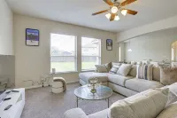 休斯頓地區的帶頂棚露台和寬敞庭院的家！