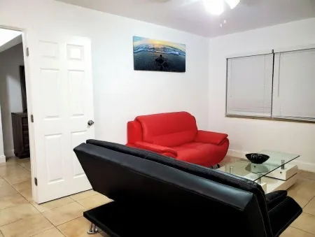 Beautiful 1 BR // Steps from the Beach // Singer Island