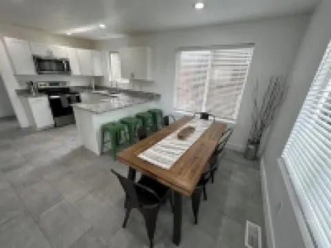 Canyons Lounge… TV, Wifi, Parking, + More!