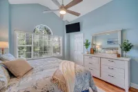 Backyard lake oasis, close to Tybee & Downtown, Low Country Lake Retreat