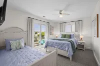 Spacious (multi) Family Home - Walk to Beach and Restaurants - "Cerulean C"