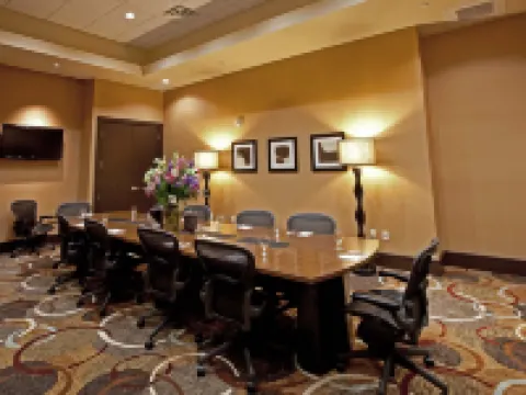 เอ็มบาสซีสวีทส์ ปาล์มเดล โรงแรมในปาล์มเดล