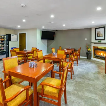 Econo Lodge Inn & Suites High Level