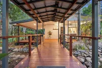 Cockatoo Cottage - Creek Swims, Mount Tamborine & Theme Park Fun! Hotels in Wongawallan