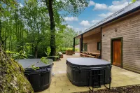Errwood; woodland lodge for 14 with 2 hot tubs in the Staffordshire Moorlands Hotels in der Nähe von Ramshorn Estate (Amos Holiday Homes)
