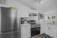 Coastal Cottage in Pt.Judith Walk to Beaches, BI Ferry, Ice Cream,Aunt Carries.