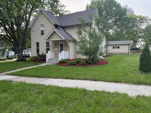 Charming Historic Home with 2 Queen Beds & Backyard in Fulton, IL Hotels in Whiteside County