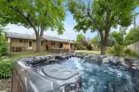 The Foundry Escape - Hot Tub, Bikes & Game Room Hotels in Loveland