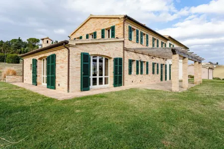 Elegant typical farmhouse with pool large wooded courtyard 10 minutes from Jesi Отели в г. Ези