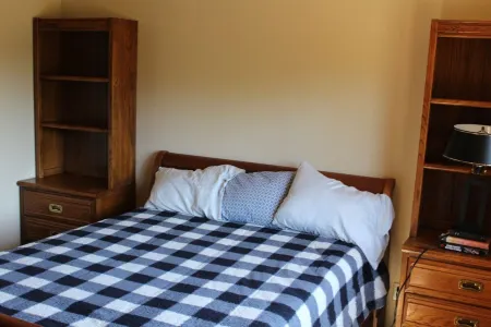 Stunning Creekside Views 3 Bed, 2 Bath, Private Retreat Отели рядом с достопримечательностью «Парк штата Слайд Рок»