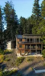 Modern Mountain Haus - 3-bedroom plus loft in fabulous Packwood with WIFI, AC