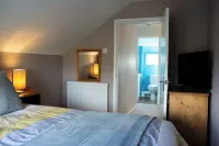 Cheerful two bedroom cottage with field views