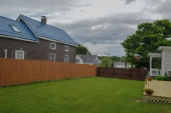 Charming 3-bedroom house with AC, WiFi and a large yard in the heart of Bangor!