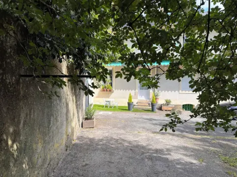 Charming studio with terrace and parking - close to downtown