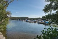 Beautiful apartment close to metro station, shops and amazing nature. Hotel a Botkyrka