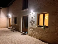 "Studio du Pressoir" studio for short-term rental (seasonal rental Angliers 호텔