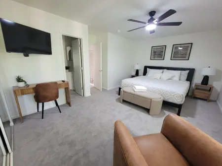 Spacious Apartment With 2-King Master Bedroom Suits