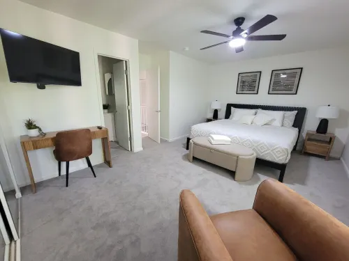 Spacious Apartment With 2-King Master Bedroom Suits