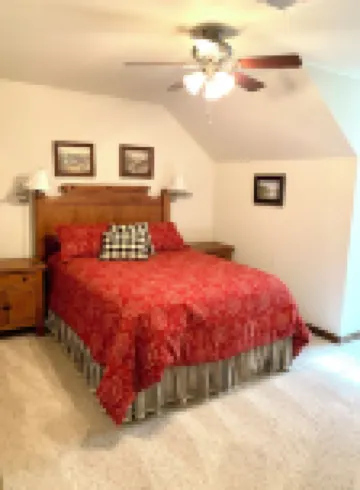 Escape to Luxury: Stunning 6-Bedroom Lakefront Home on Lake Eufaula!