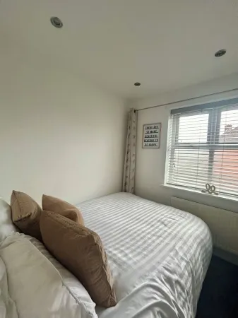 Modern 2 Bed apartment with free parking and Netflix