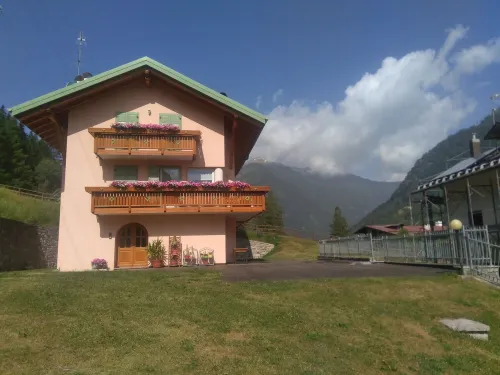 Cozy two-room apartment with 4 beds + sofa bed. Hotels in Pellizzano