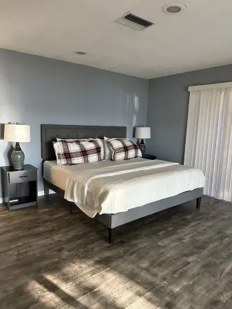 Private Ski Lake House in heart of Tampa Отели в г. Лейк-Магдалин