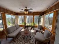 Papas Pool House: Secluded Pool and Hot Tub Retreat