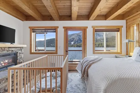 Serene lakefront cabin on Lake Wenatchee-20 min from Leavenworth/Stevens Pass