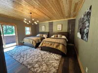 High End Luxury with Rustic Woodsy Charm 4-bedroom cabin next to Terry Peak Lead