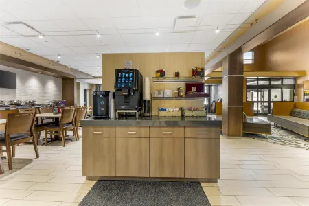 Best Western Plus Franciscan Square Inn and Suites Steubenville Отели рядом с достопримечательностью «Holiday Lanes»