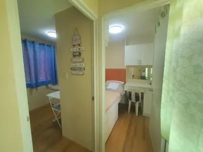 Charming 2-bedroom townhome in Batangas City with AC, WiFi Hotels near Lyceum of the Philippines University - Batangas