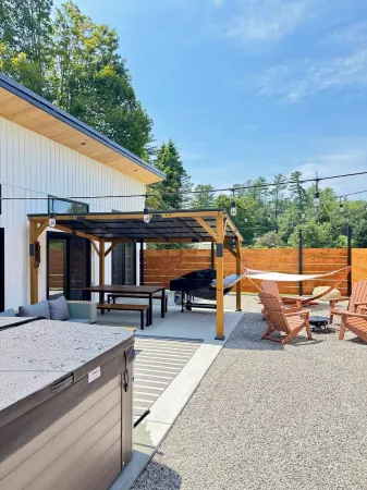 House in tranquil Tamworth NH with AC, Hot Tub, Riverfront access Отели в г. Тамворт