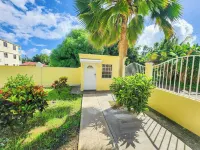Spacious modern 5 bedroom island retreat in Picard w/ king bed and A/C