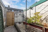 Vibrant 3-Bed Home With Netflix and Large Diner Near Retail and National Parks Hotels in Pontypridd