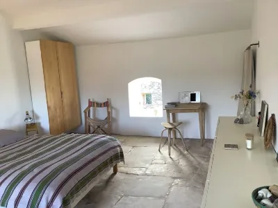 Charming country house, all comforts, pets welcome, 3 km from Ménerbes. Các khách sạn gần Luberon