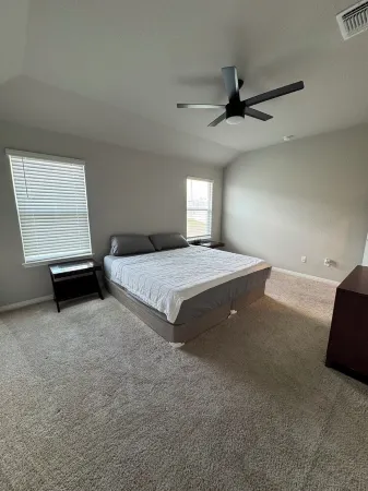 Charming 4-bedroom house in delightful Manor with AC, WiFi Отели в г. Манор