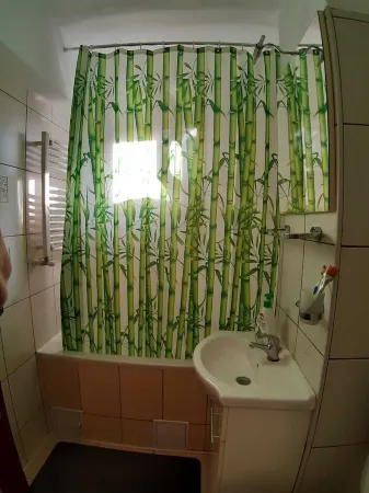 Cozy apartment, located near a vibrant main street ideal for short term retreat