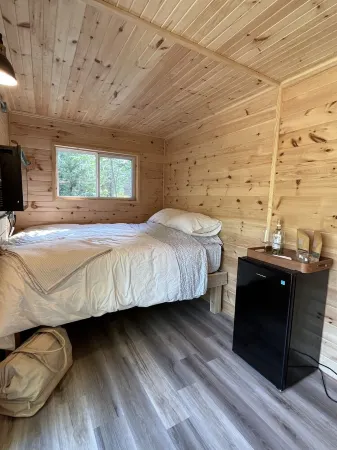 Cozy tiny home, immersed in the forest, overlooking the pond! Отели в г. Каледон