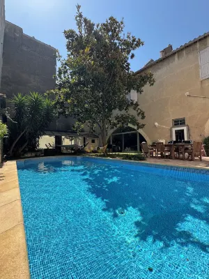 Exceptional house in the center of Narbonne with garden and pool